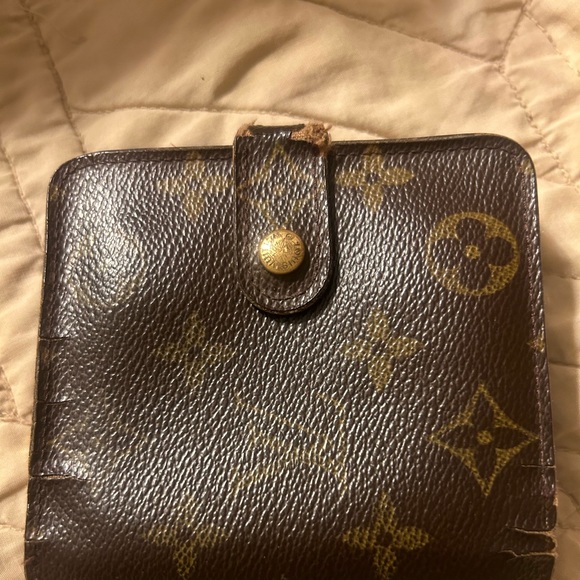 LV WALLET PRETTY GOOD CONDITION CALLOUT ON THE CORNER OF ZIPPER is good - Picture 1 of 8